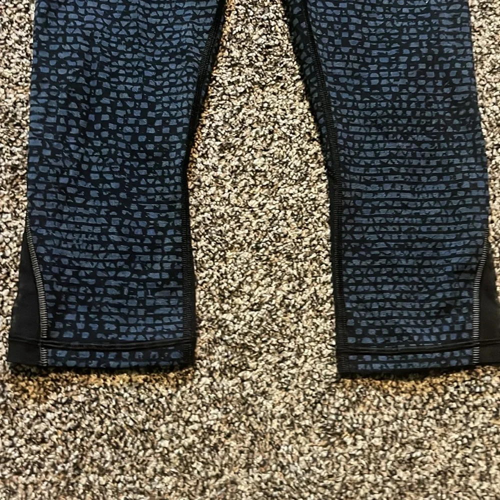 Lululemon Free Runner Crop (19")
Shatter Weave Desert Teal Alberta Lake Legging - Picture 7 of 10